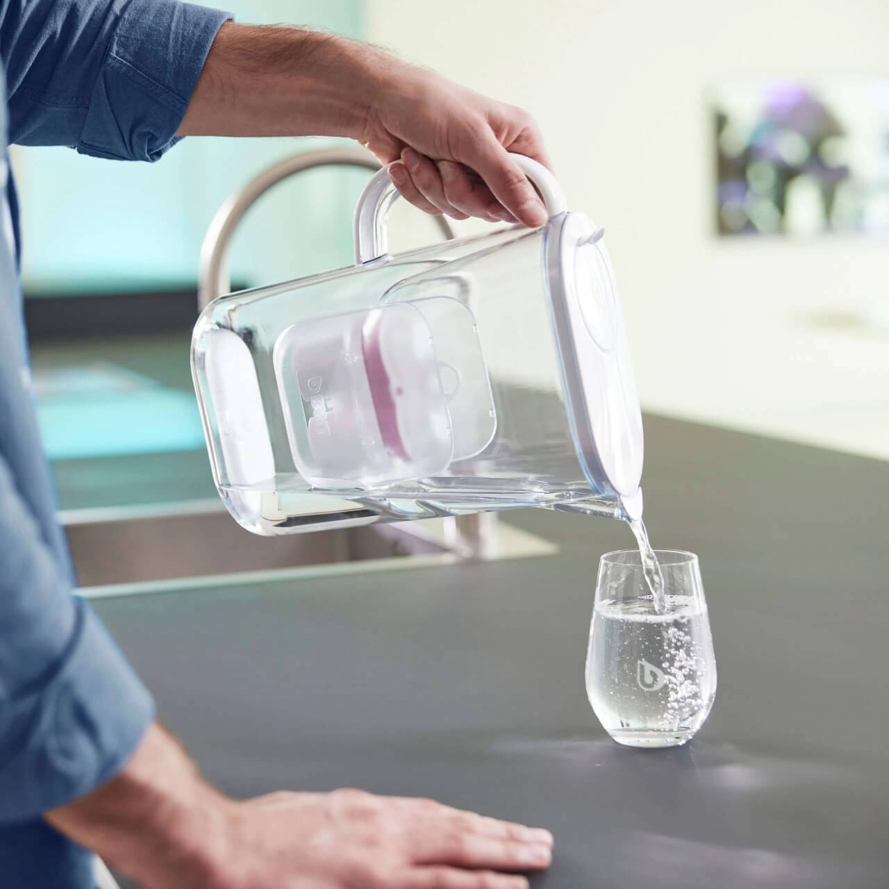 BWT AQAlizer Tischwasserfilter Wasser eingießen mit BWT AQAlizer