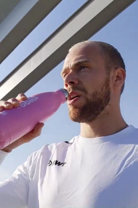 BWT Wasserflasche Mann mit Wasserflasche
