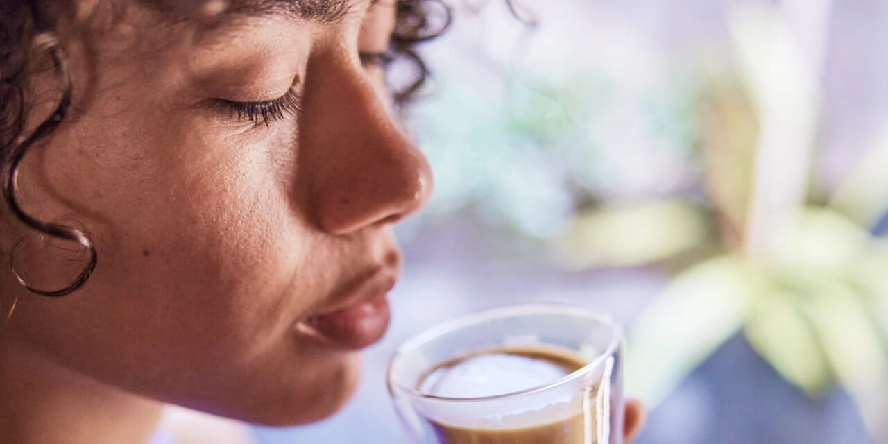 BWT Wasser für besten Kaffee Frau genießt Espresso