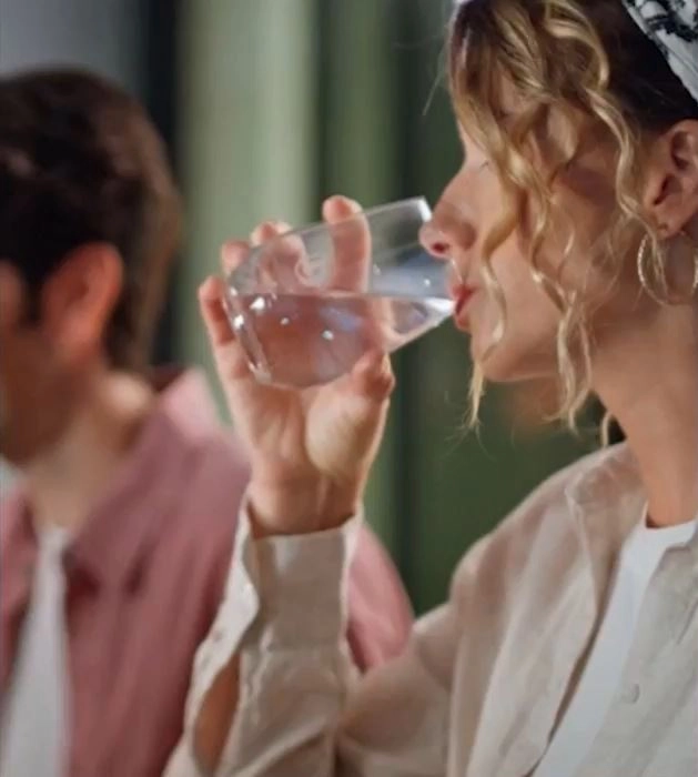 BWT Water for drinking Frau mit Wasserglas