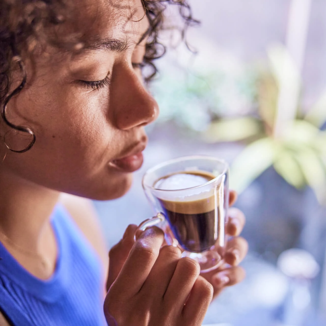 BWT Wasser für besten Kaffee Frau genießt Espresso